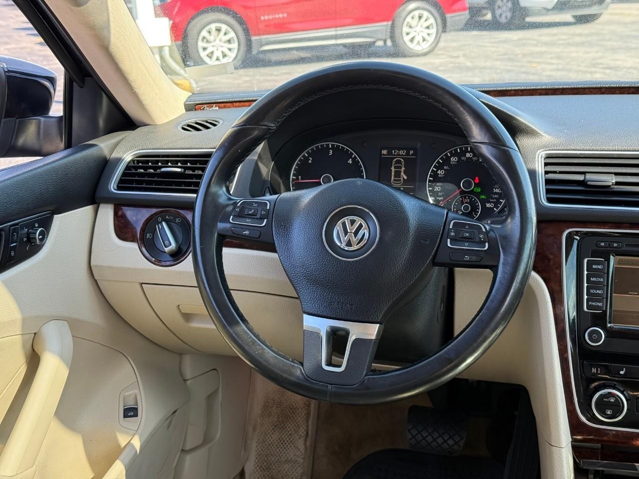 Volkswagen Passat Vehicle Full-screen Gallery Image 07