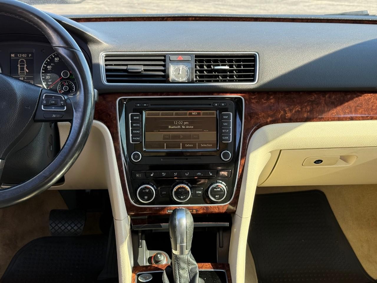 Volkswagen Passat Vehicle Full-screen Gallery Image 08