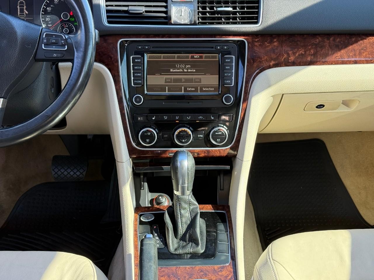 Volkswagen Passat Vehicle Full-screen Gallery Image 09