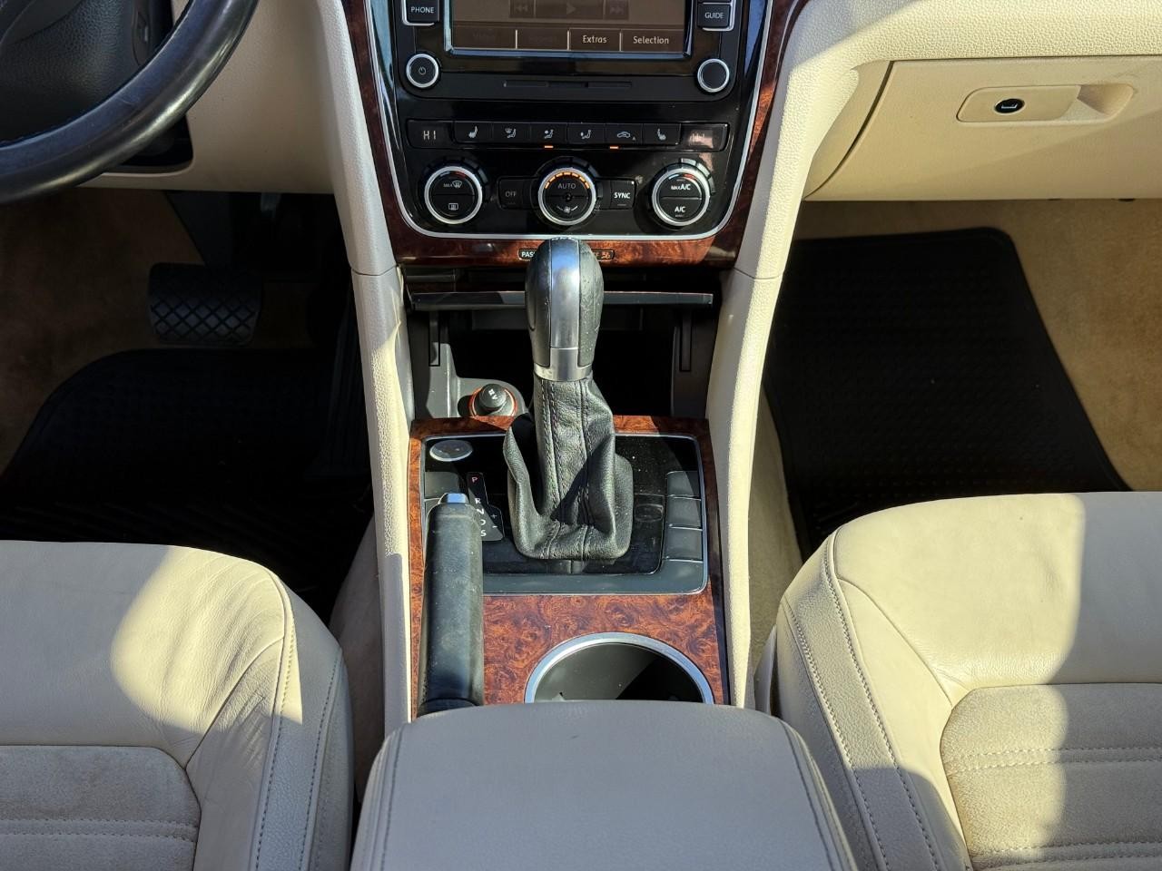 Volkswagen Passat Vehicle Full-screen Gallery Image 10