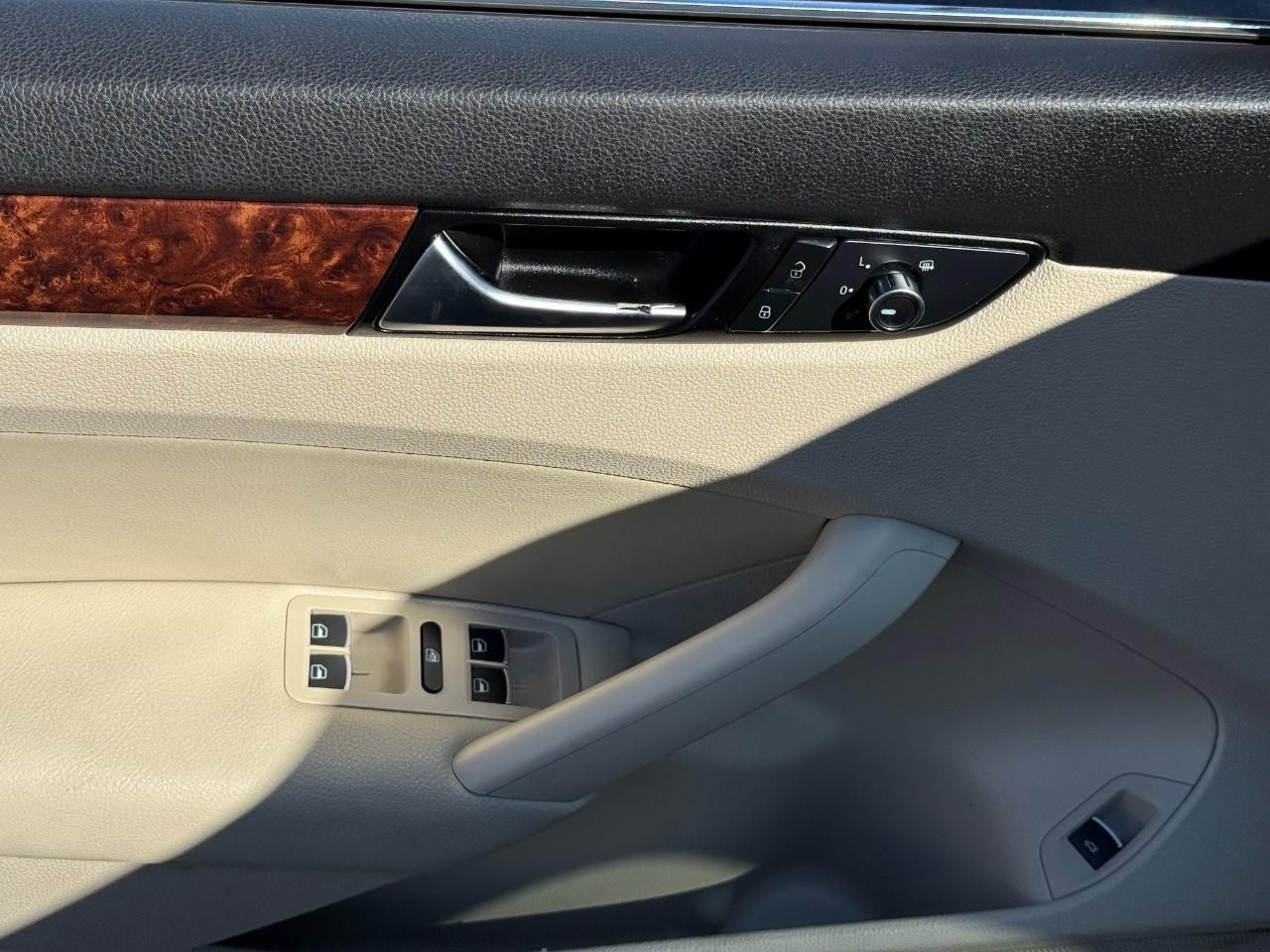 Volkswagen Passat Vehicle Full-screen Gallery Image 11
