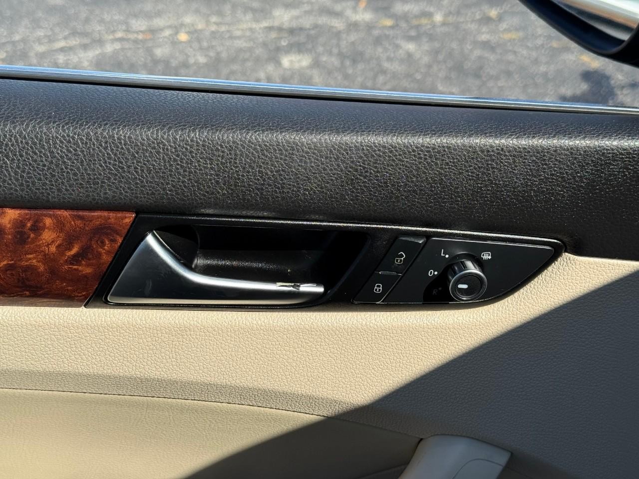 Volkswagen Passat Vehicle Full-screen Gallery Image 12