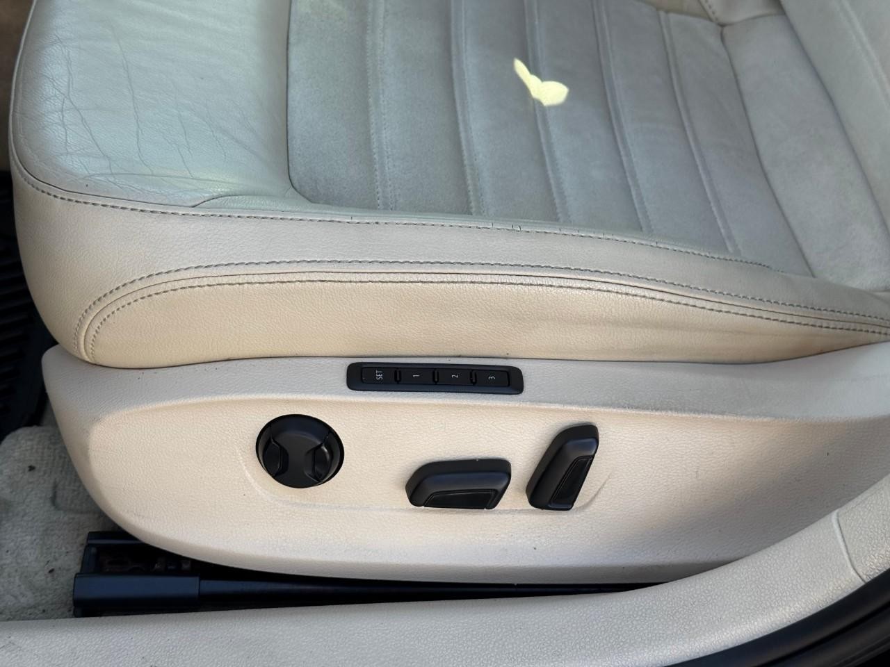 Volkswagen Passat Vehicle Full-screen Gallery Image 14