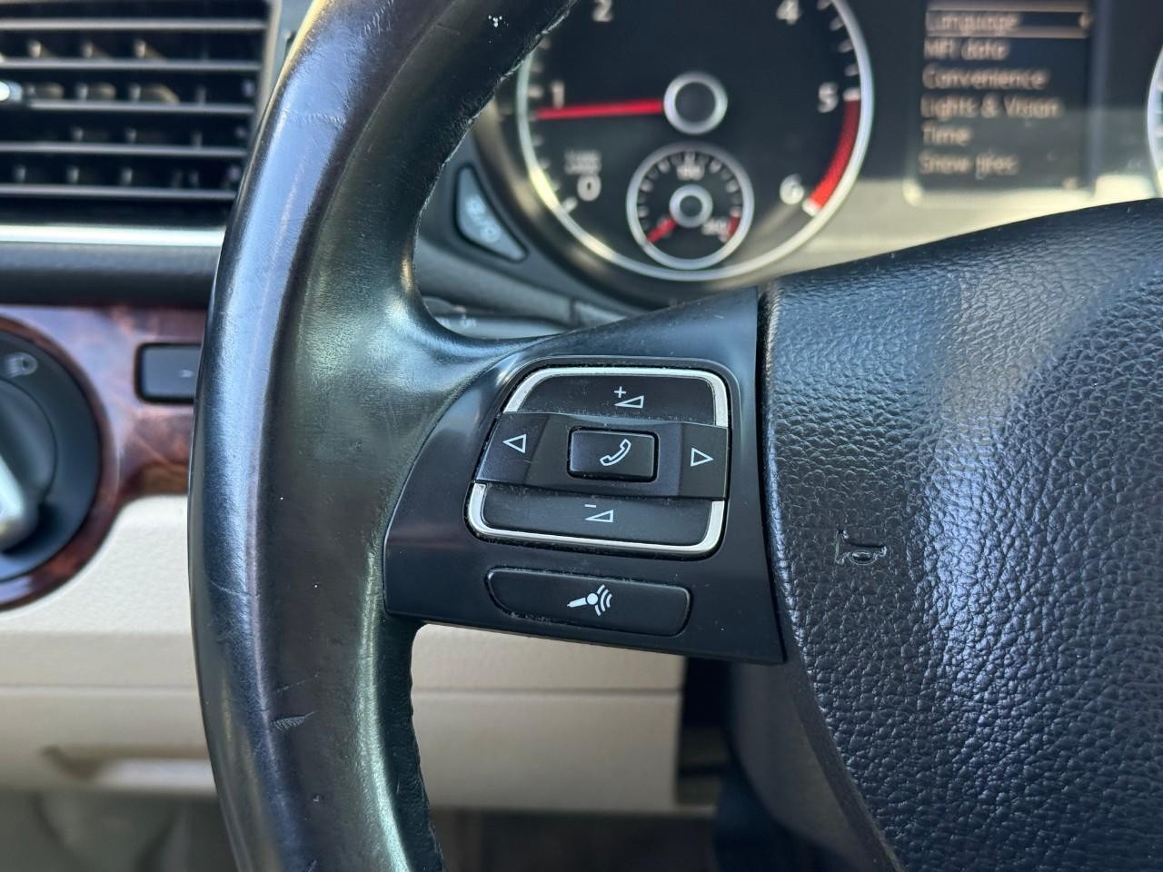 Volkswagen Passat Vehicle Full-screen Gallery Image 15