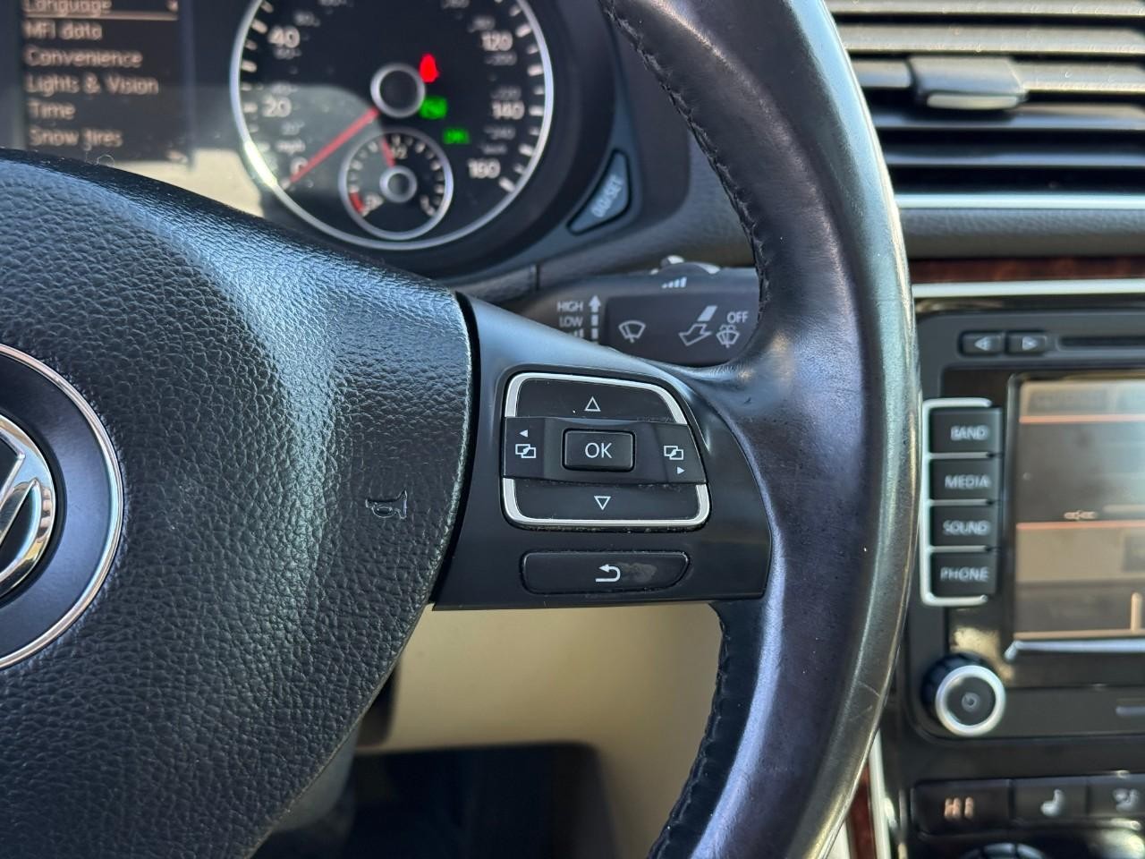 Volkswagen Passat Vehicle Full-screen Gallery Image 16