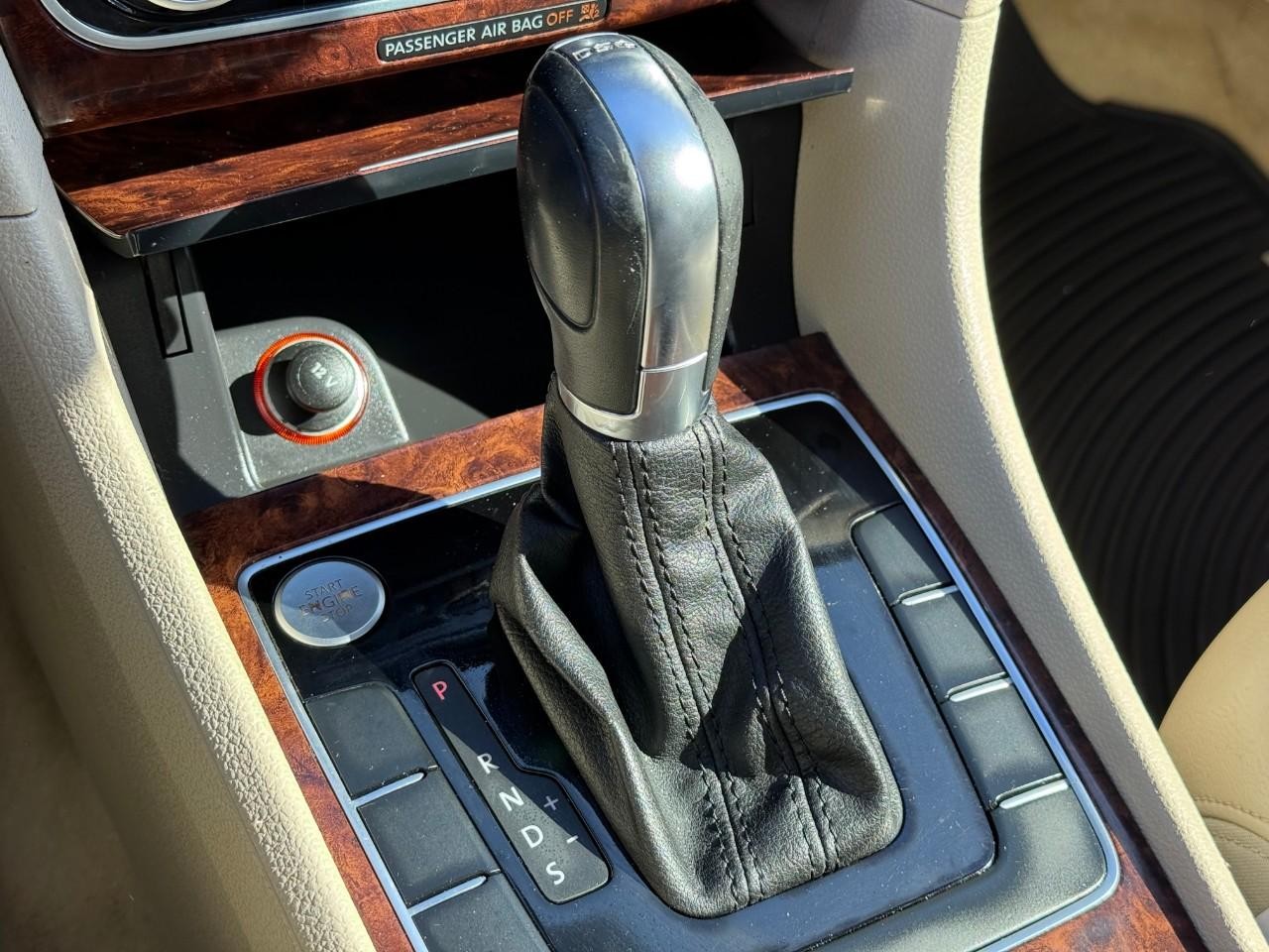 Volkswagen Passat Vehicle Full-screen Gallery Image 18