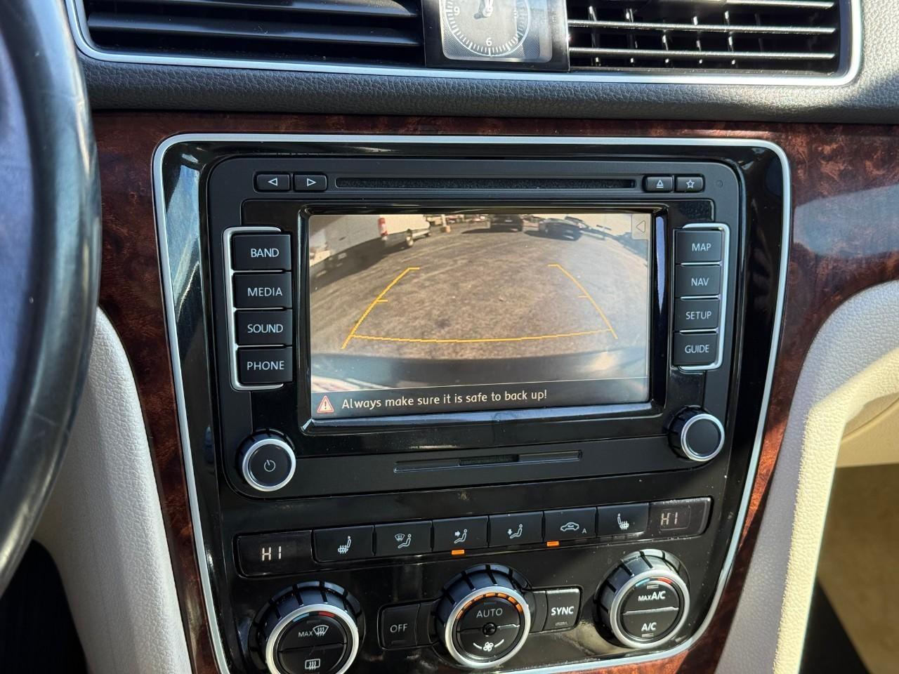 Volkswagen Passat Vehicle Full-screen Gallery Image 20