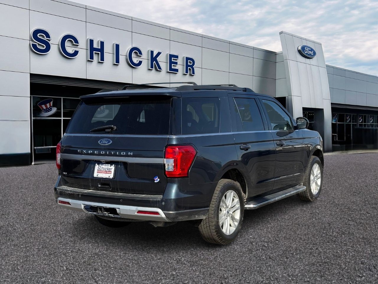 Ford Expedition Vehicle Full-screen Gallery Image 02