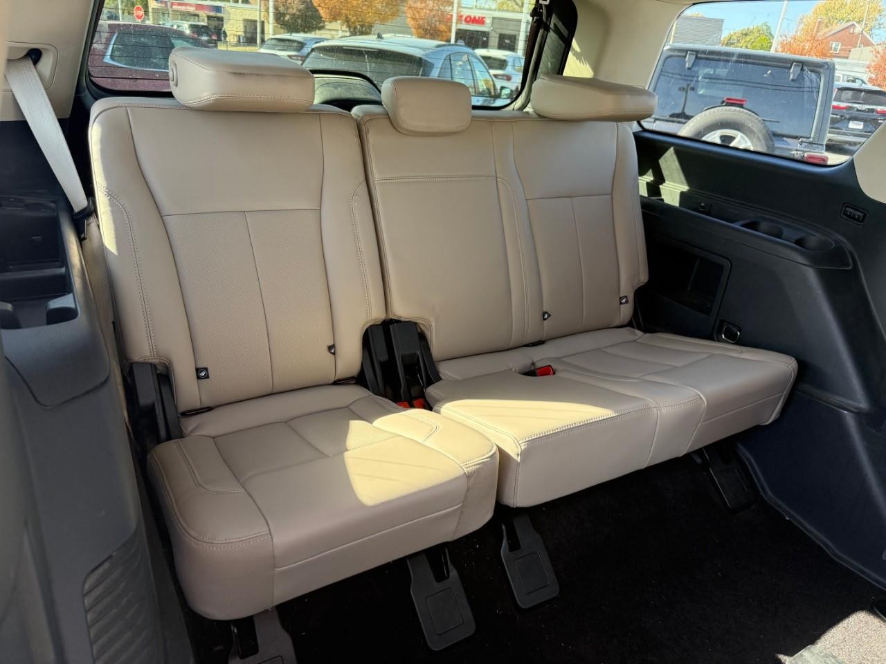 Ford Expedition Vehicle Full-screen Gallery Image 05