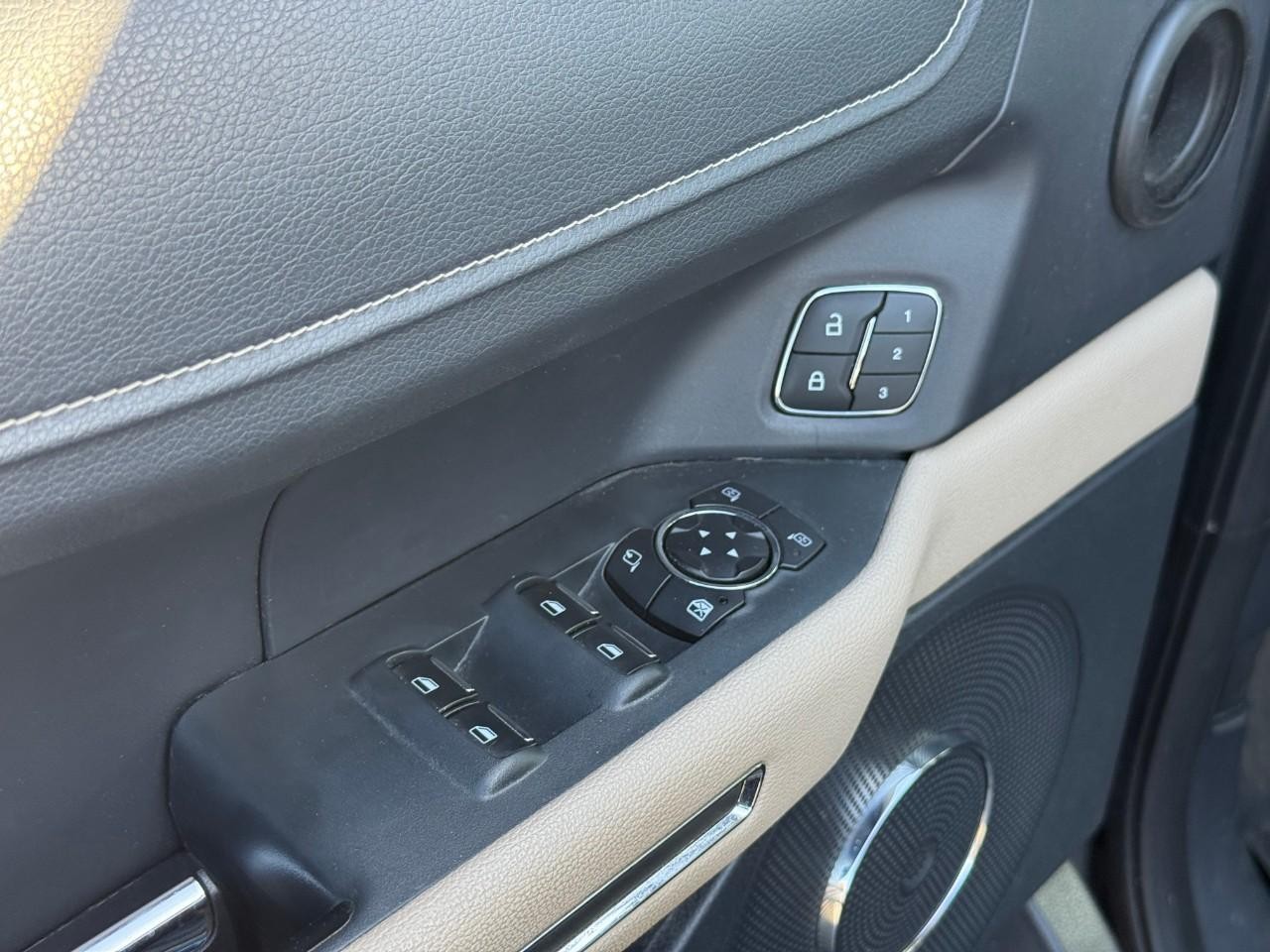 Ford Expedition Vehicle Full-screen Gallery Image 07