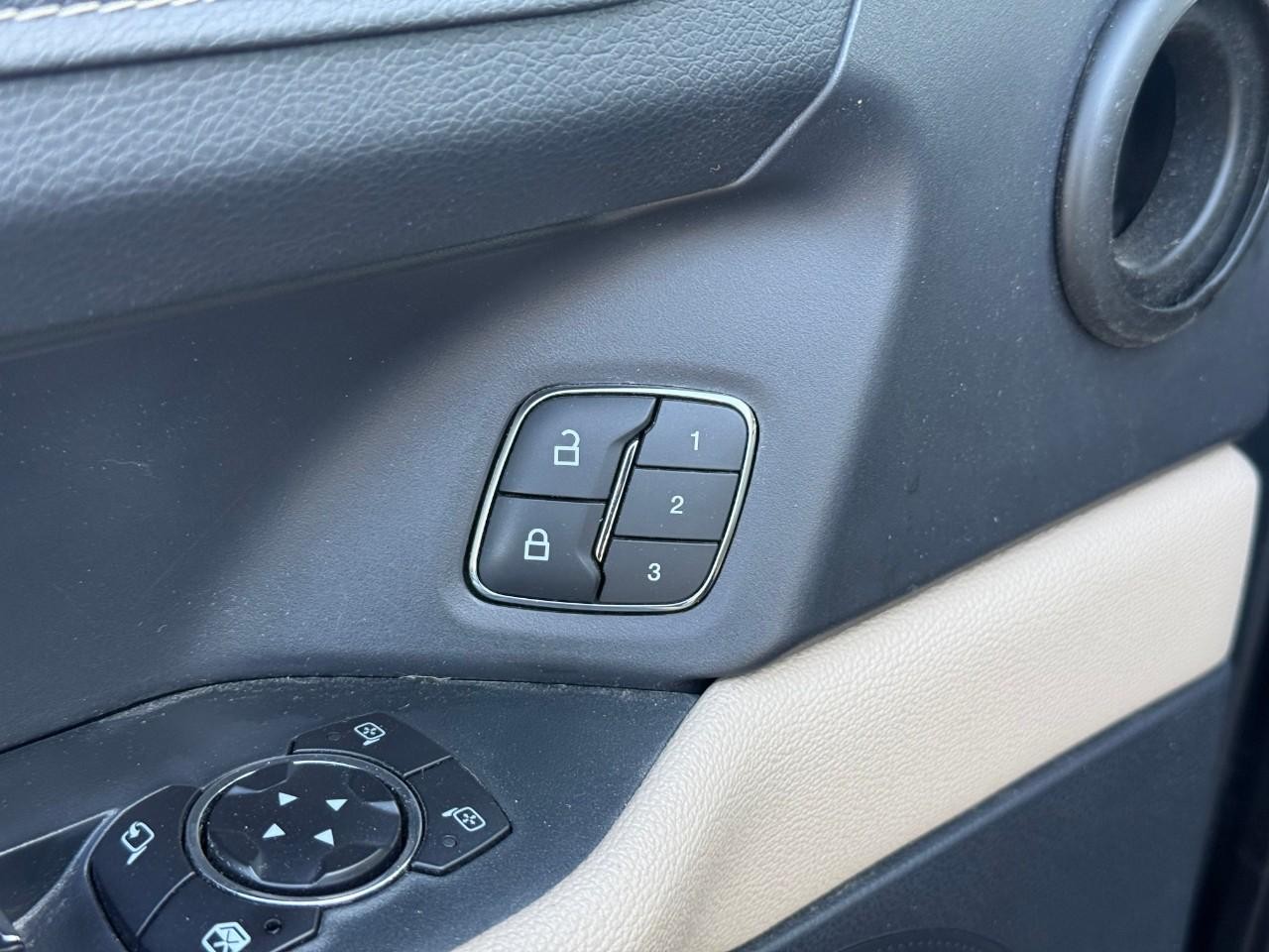 Ford Expedition Vehicle Full-screen Gallery Image 08