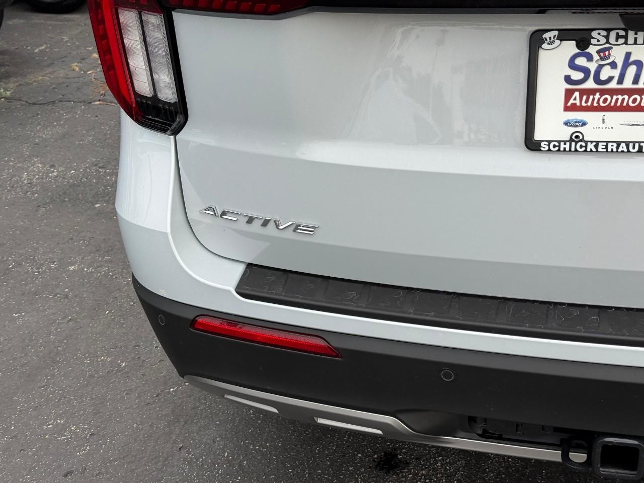 Ford Explorer Vehicle Full-screen Gallery Image 04