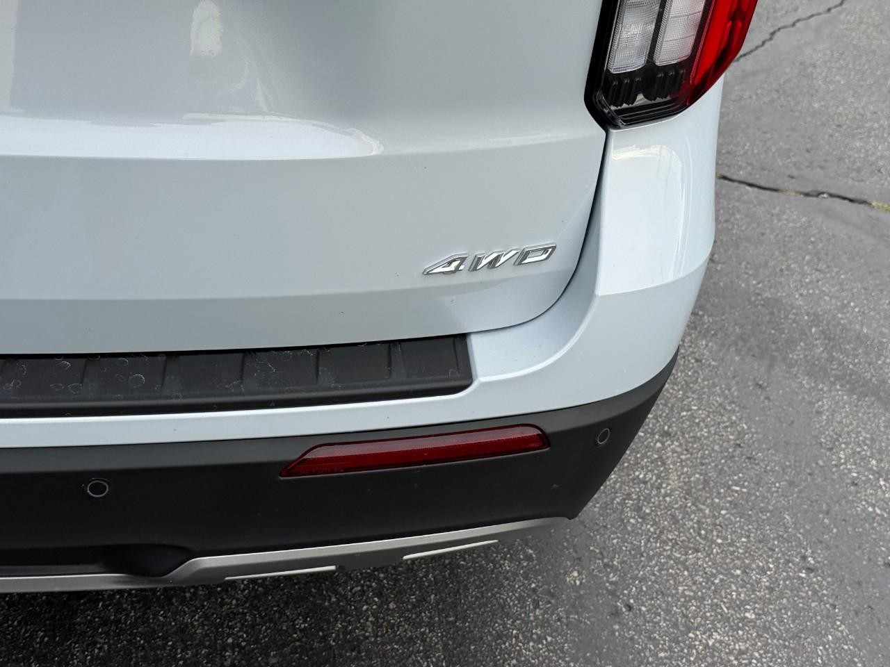 Ford Explorer Vehicle Full-screen Gallery Image 05