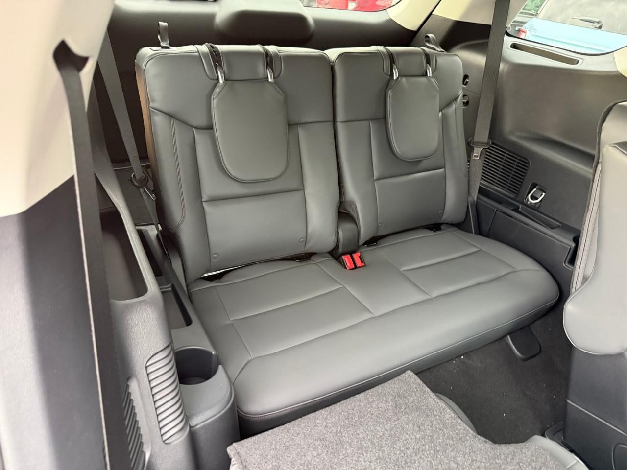 Ford Explorer Vehicle Full-screen Gallery Image 07