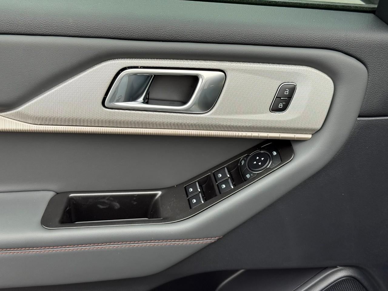 Ford Explorer Vehicle Full-screen Gallery Image 12