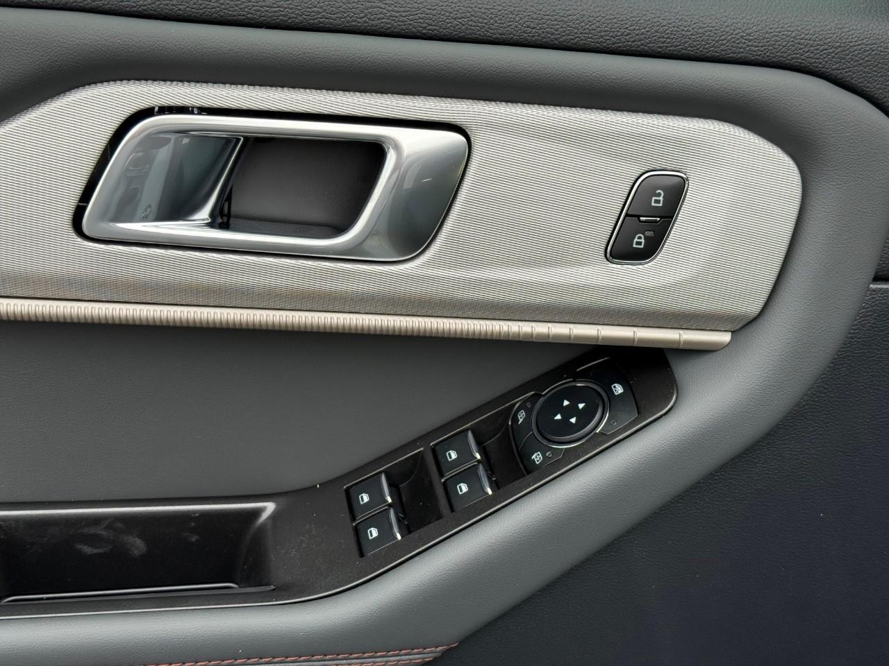 Ford Explorer Vehicle Full-screen Gallery Image 13