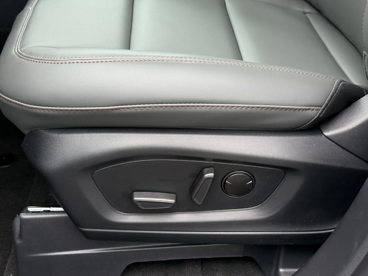 Ford Explorer Vehicle Full-screen Gallery Image 15