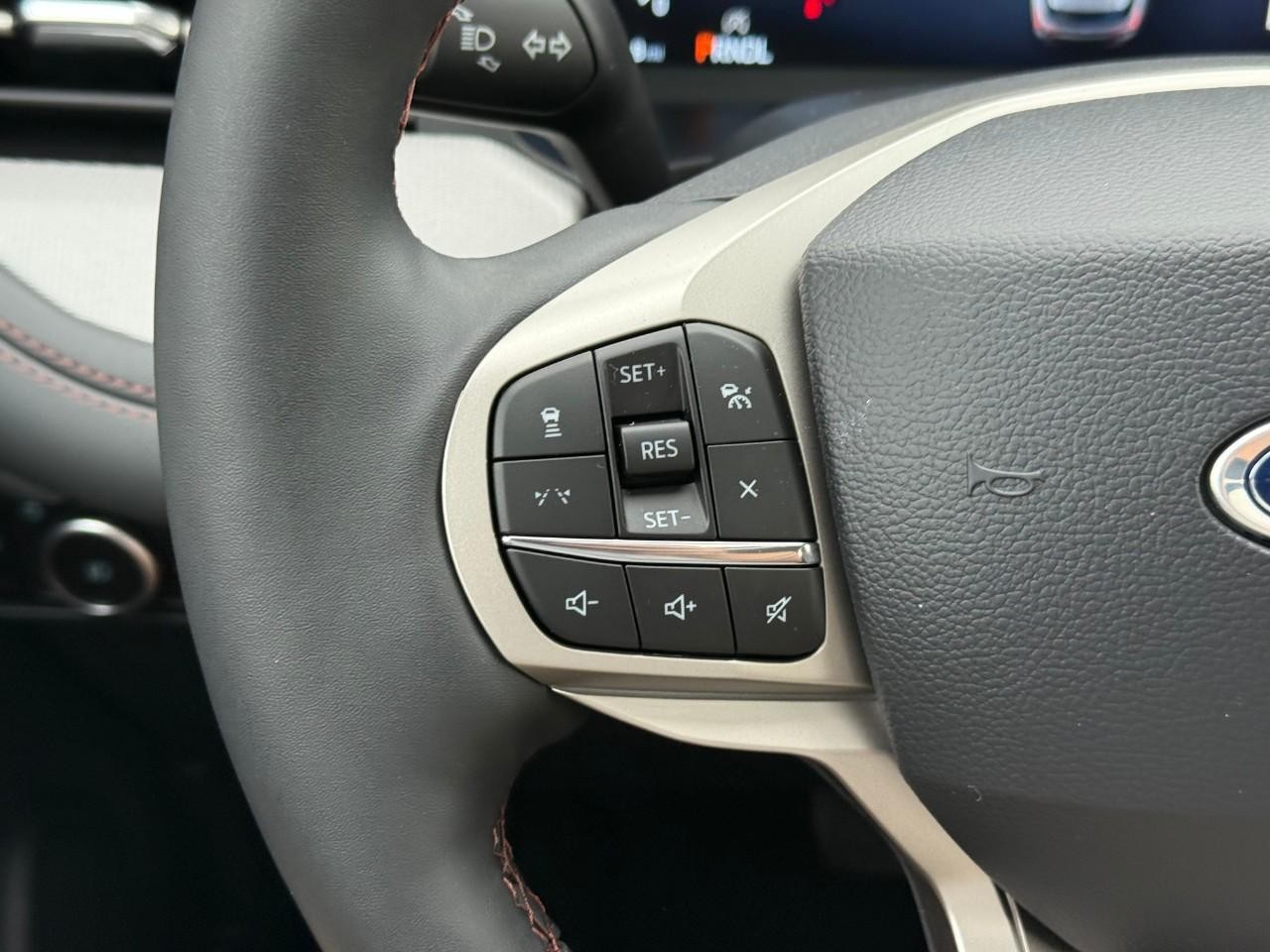 Ford Explorer Vehicle Full-screen Gallery Image 16