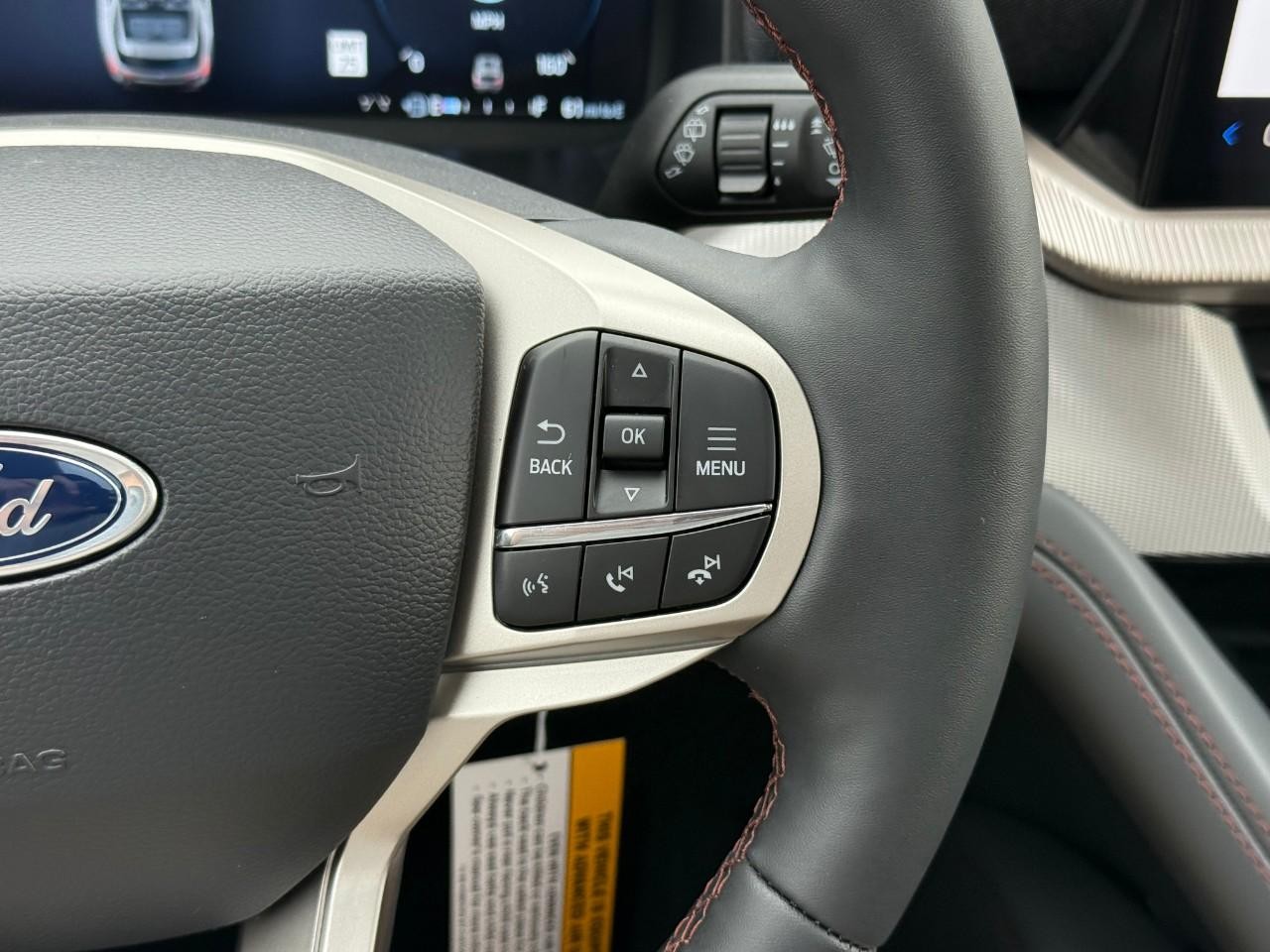 Ford Explorer Vehicle Full-screen Gallery Image 17