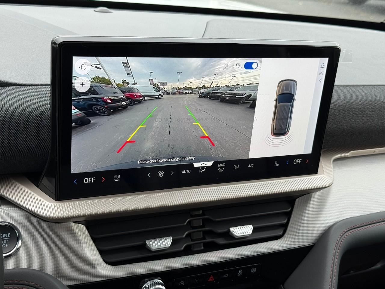 Ford Explorer Vehicle Full-screen Gallery Image 18