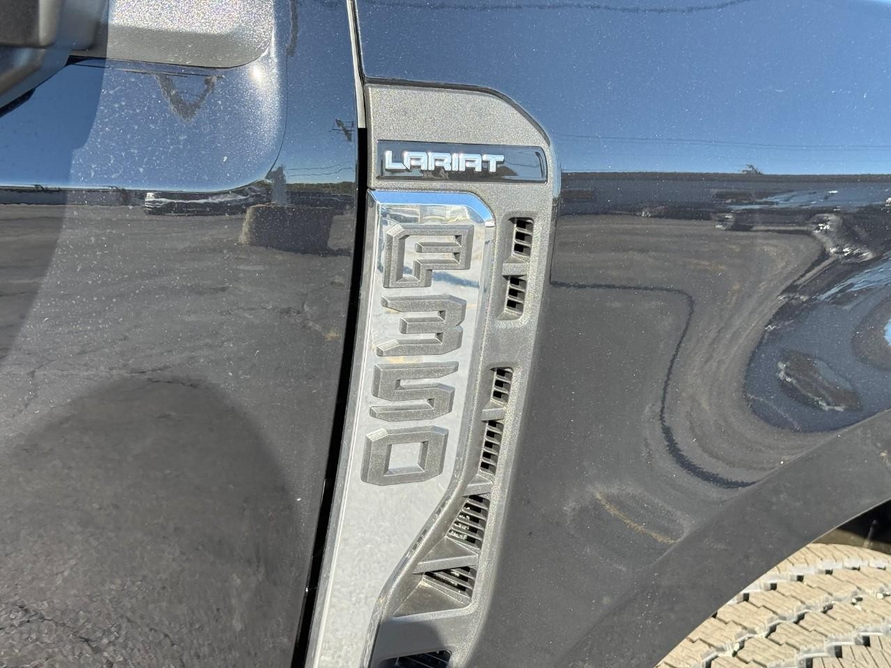 Ford Super Duty F-350 SRW Vehicle Full-screen Gallery Image 05