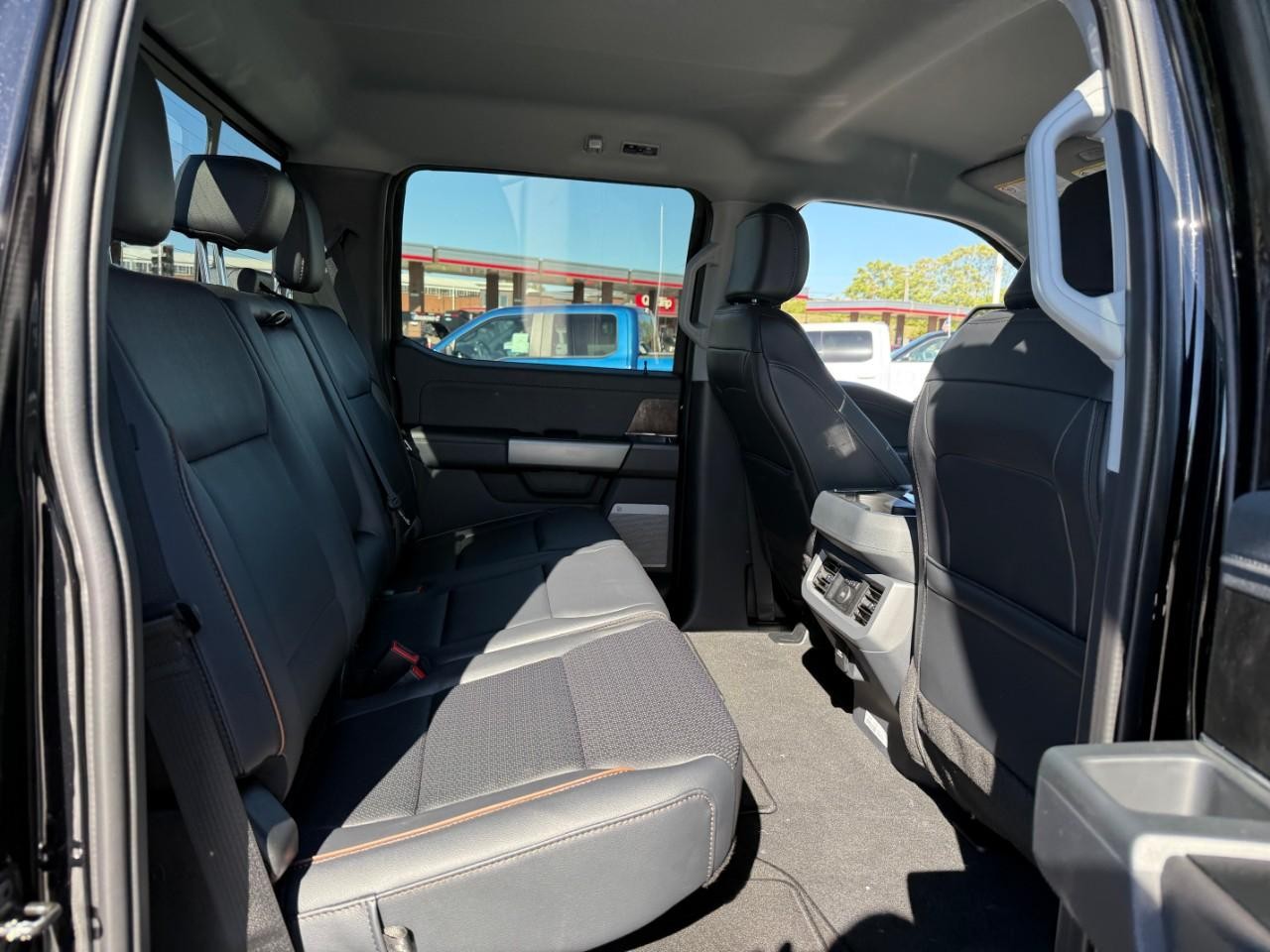 Ford Super Duty F-350 SRW Vehicle Full-screen Gallery Image 06