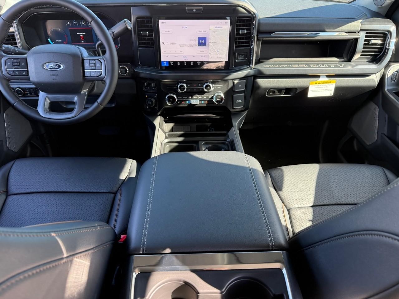 Ford Super Duty F-350 SRW Vehicle Full-screen Gallery Image 07