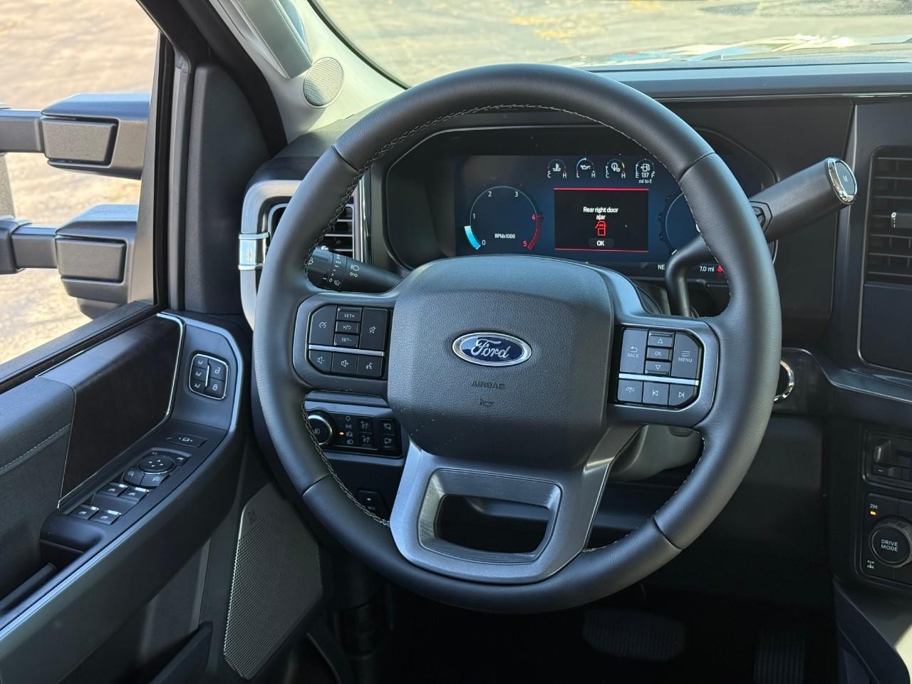 Ford Super Duty F-350 SRW Vehicle Full-screen Gallery Image 08