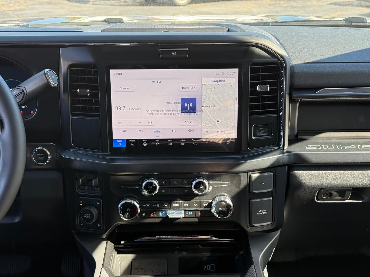 Ford Super Duty F-350 SRW Vehicle Full-screen Gallery Image 09