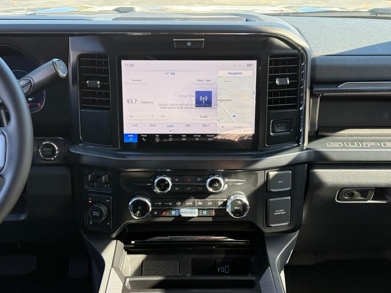 Ford Super Duty F-350 SRW Vehicle Full-screen Gallery Image 10