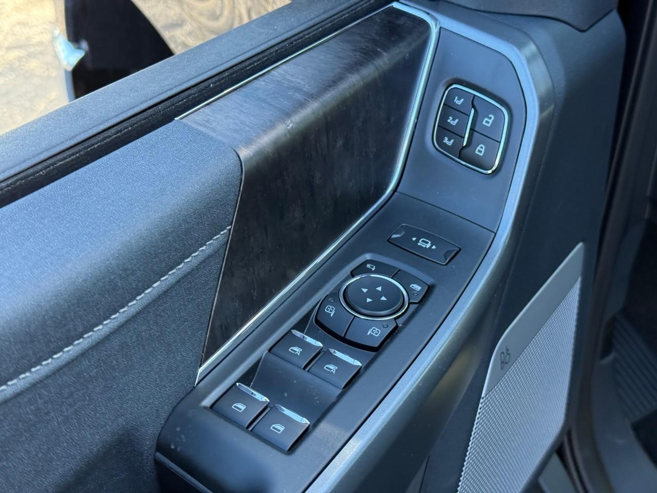 Ford Super Duty F-350 SRW Vehicle Full-screen Gallery Image 11