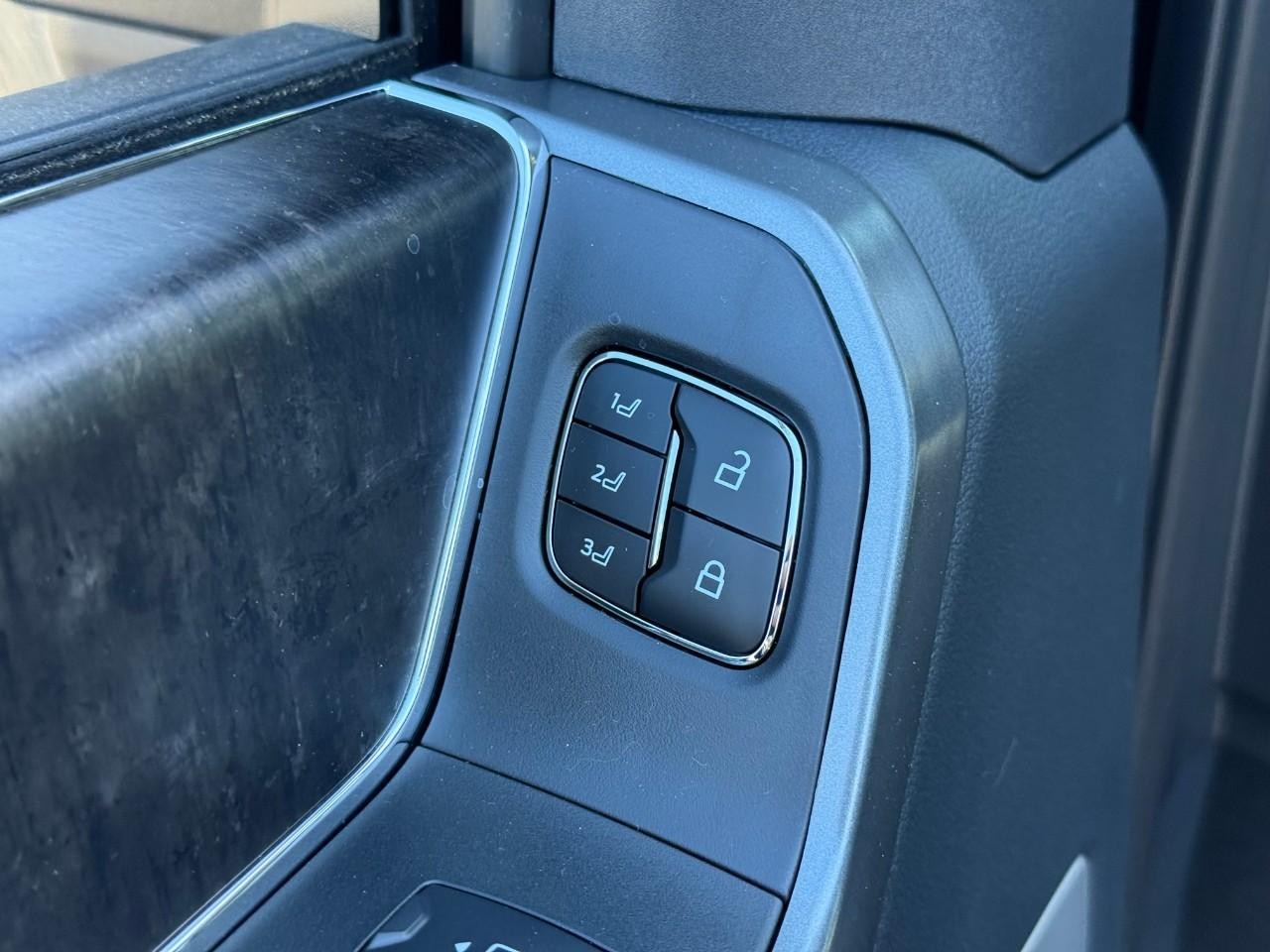 Ford Super Duty F-350 SRW Vehicle Full-screen Gallery Image 12