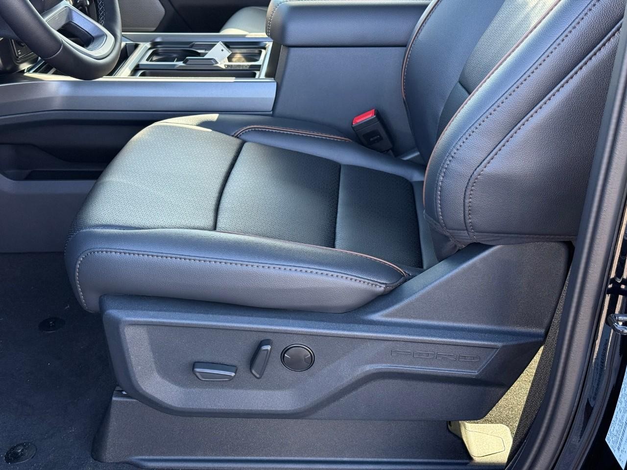 Ford Super Duty F-350 SRW Vehicle Full-screen Gallery Image 13