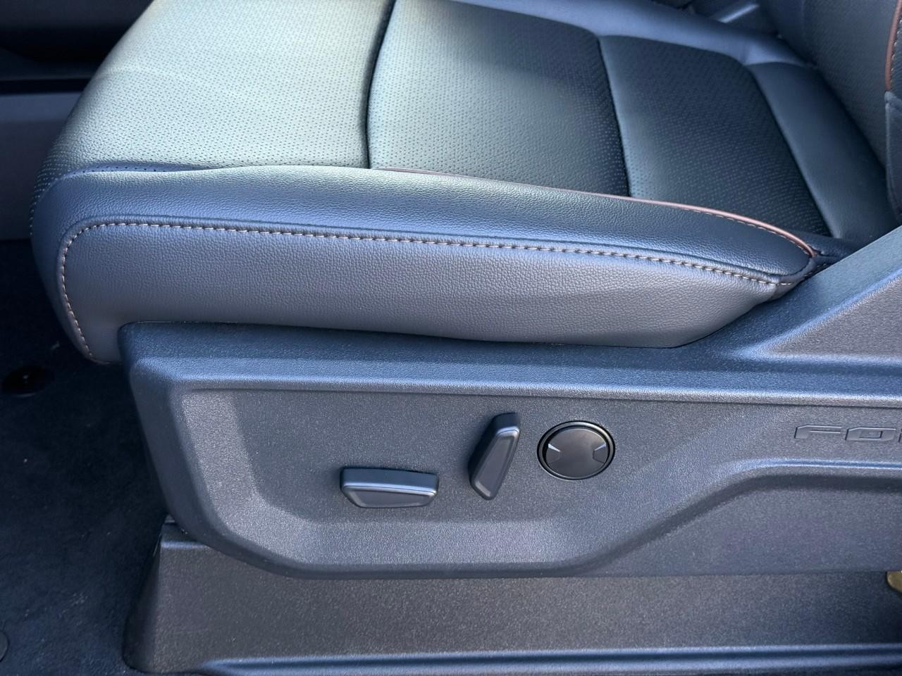 Ford Super Duty F-350 SRW Vehicle Full-screen Gallery Image 14