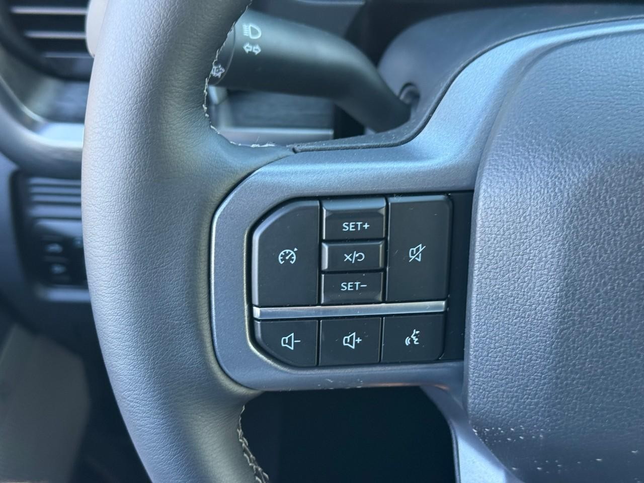 Ford Super Duty F-350 SRW Vehicle Full-screen Gallery Image 15