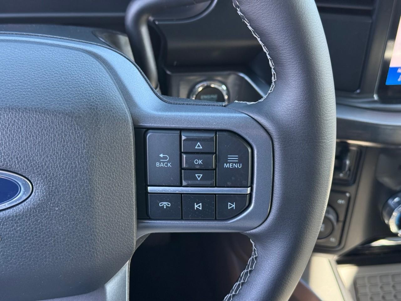 Ford Super Duty F-350 SRW Vehicle Full-screen Gallery Image 16