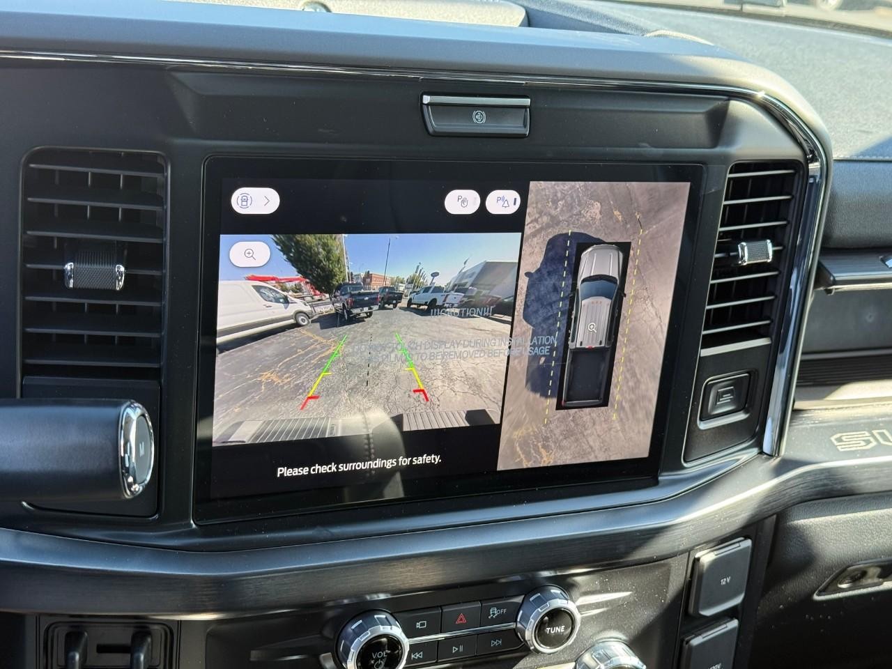 Ford Super Duty F-350 SRW Vehicle Full-screen Gallery Image 17