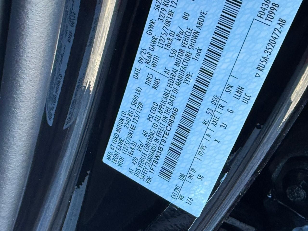 Ford Super Duty F-350 SRW Vehicle Full-screen Gallery Image 18