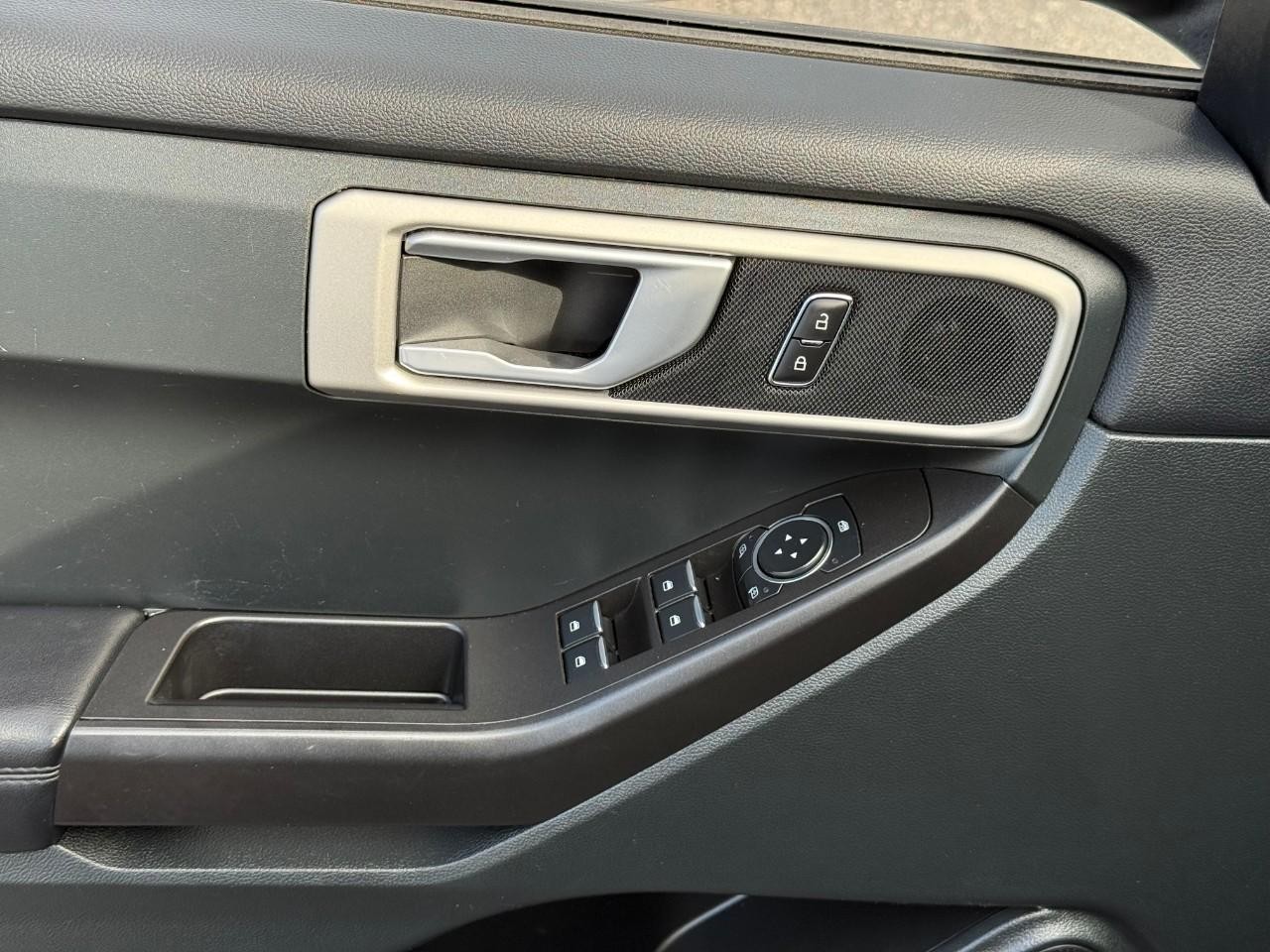 Ford Explorer Vehicle Full-screen Gallery Image 11