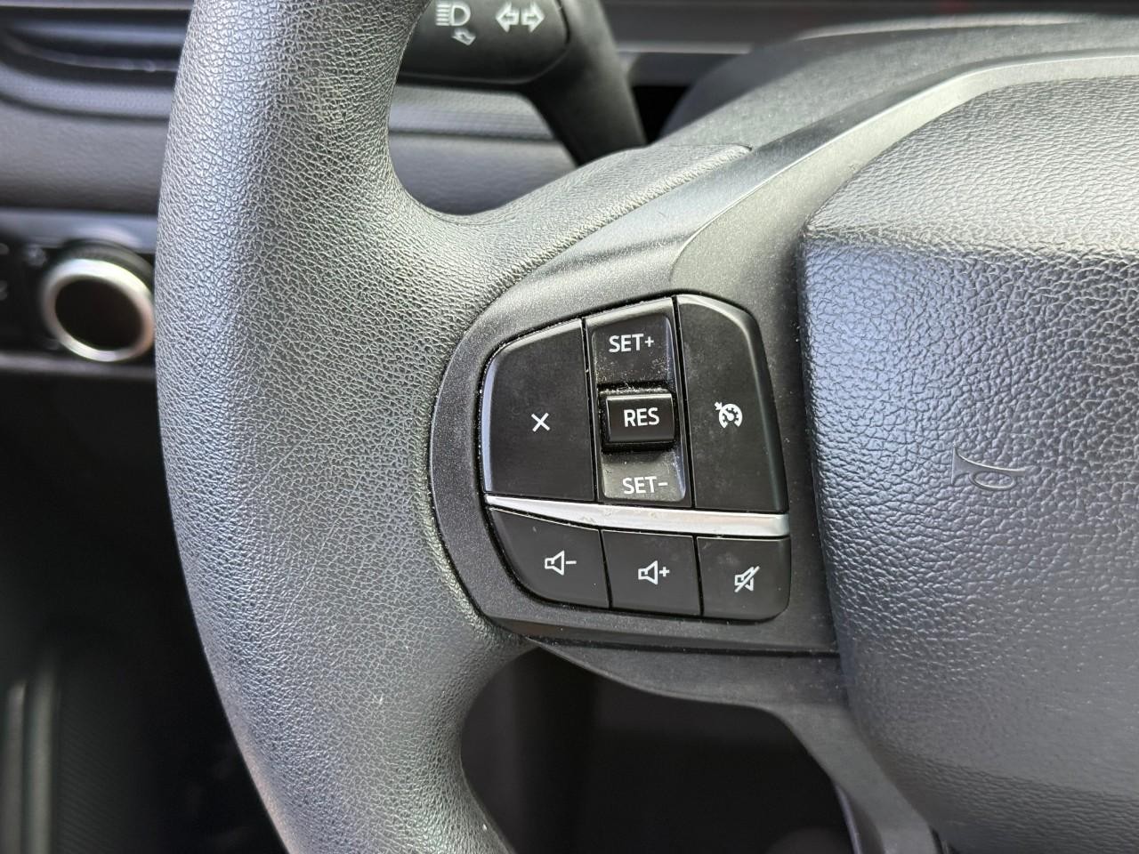 Ford Explorer Vehicle Full-screen Gallery Image 14