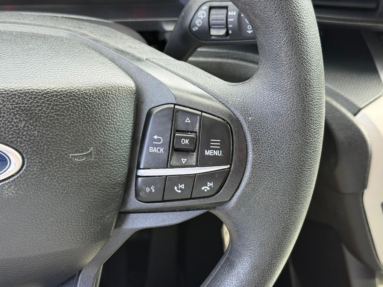 Ford Explorer Vehicle Full-screen Gallery Image 15