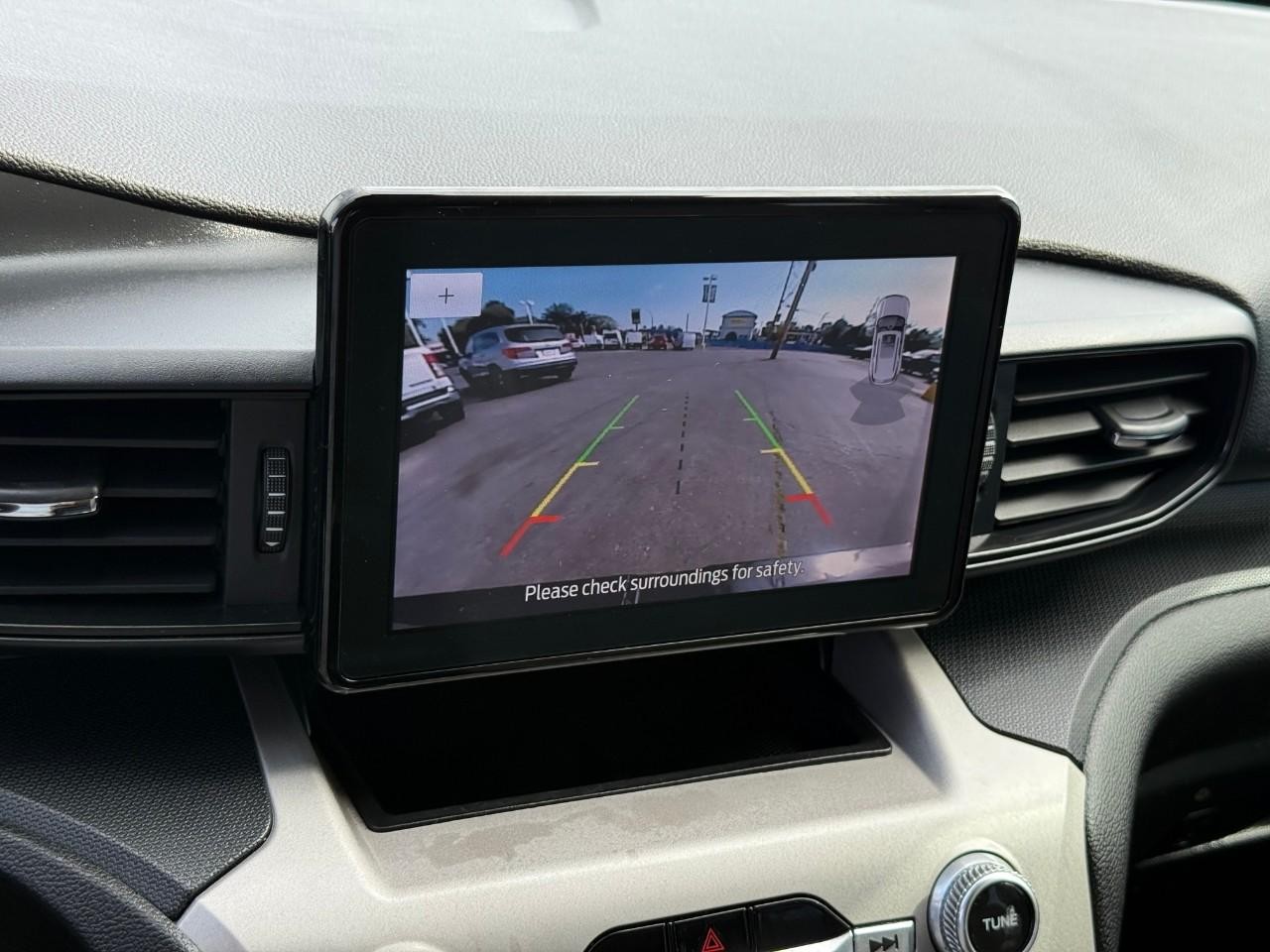 Ford Explorer Vehicle Full-screen Gallery Image 18