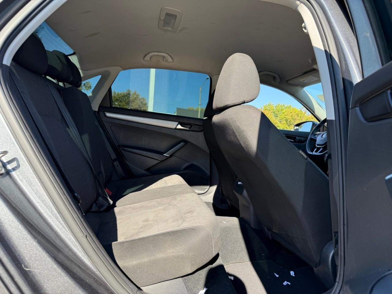 Volkswagen Passat Vehicle Full-screen Gallery Image 05