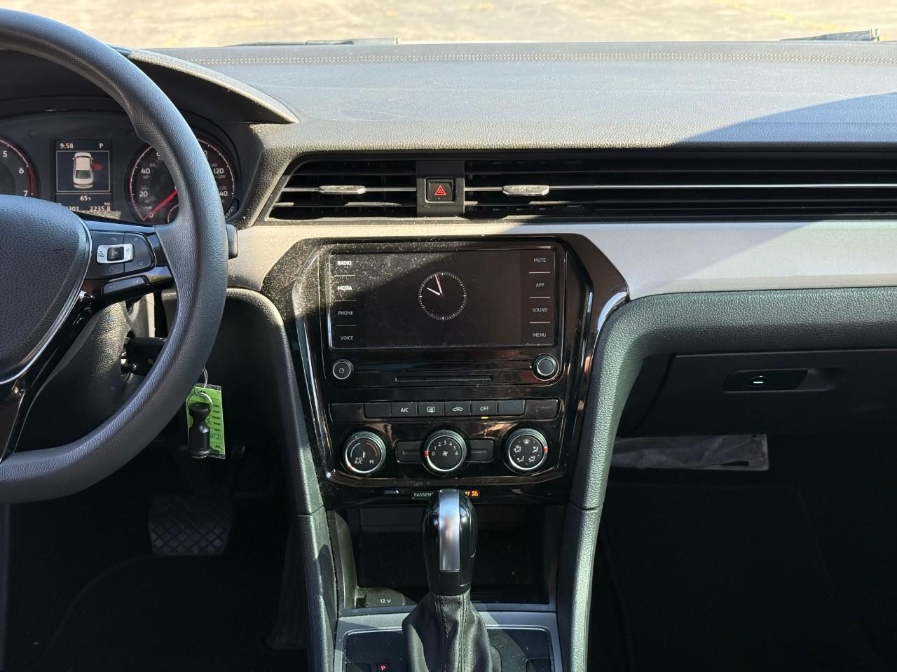 Volkswagen Passat Vehicle Full-screen Gallery Image 08