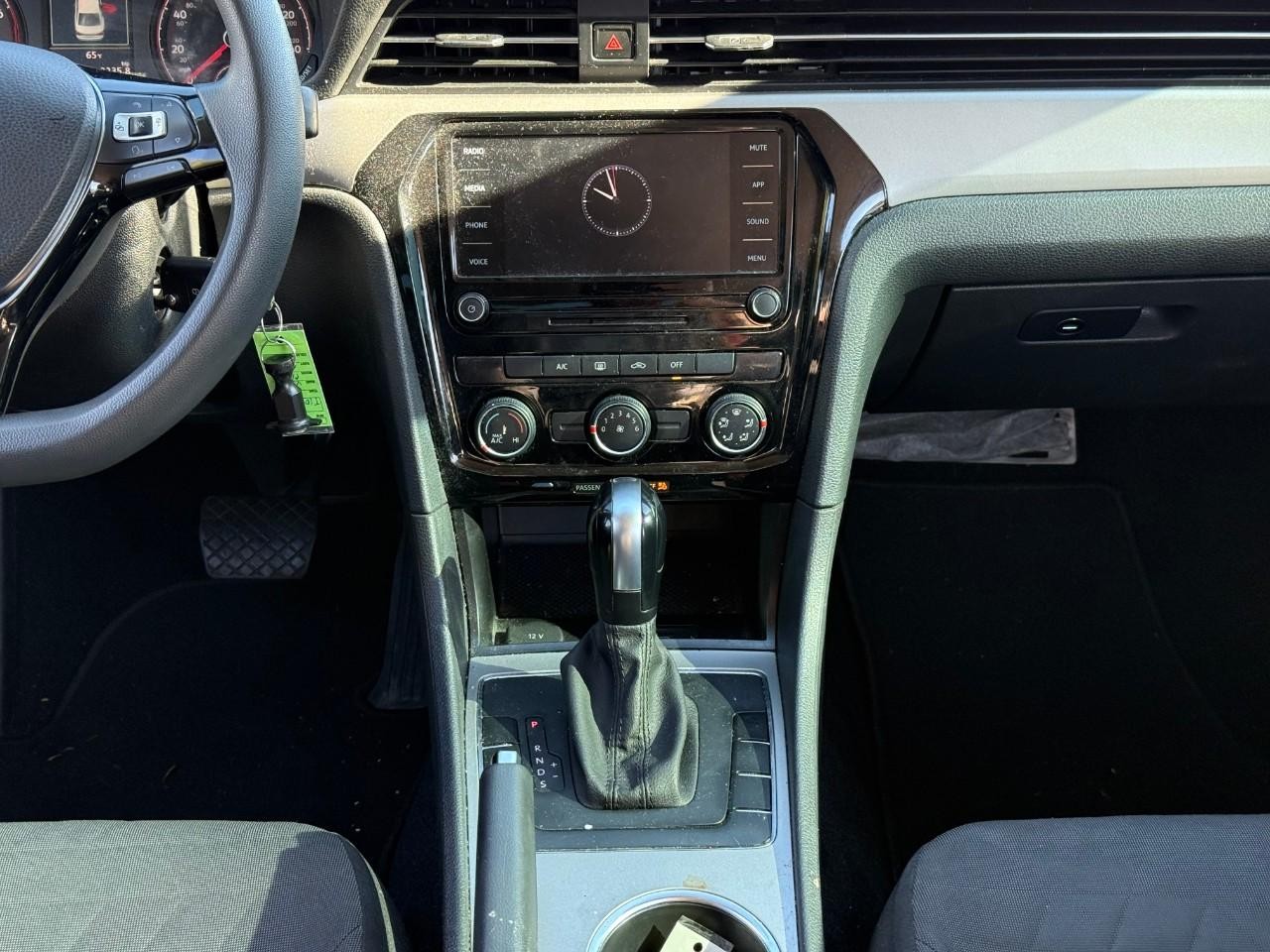 Volkswagen Passat Vehicle Full-screen Gallery Image 09