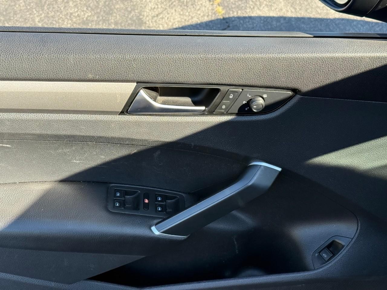 Volkswagen Passat Vehicle Full-screen Gallery Image 10