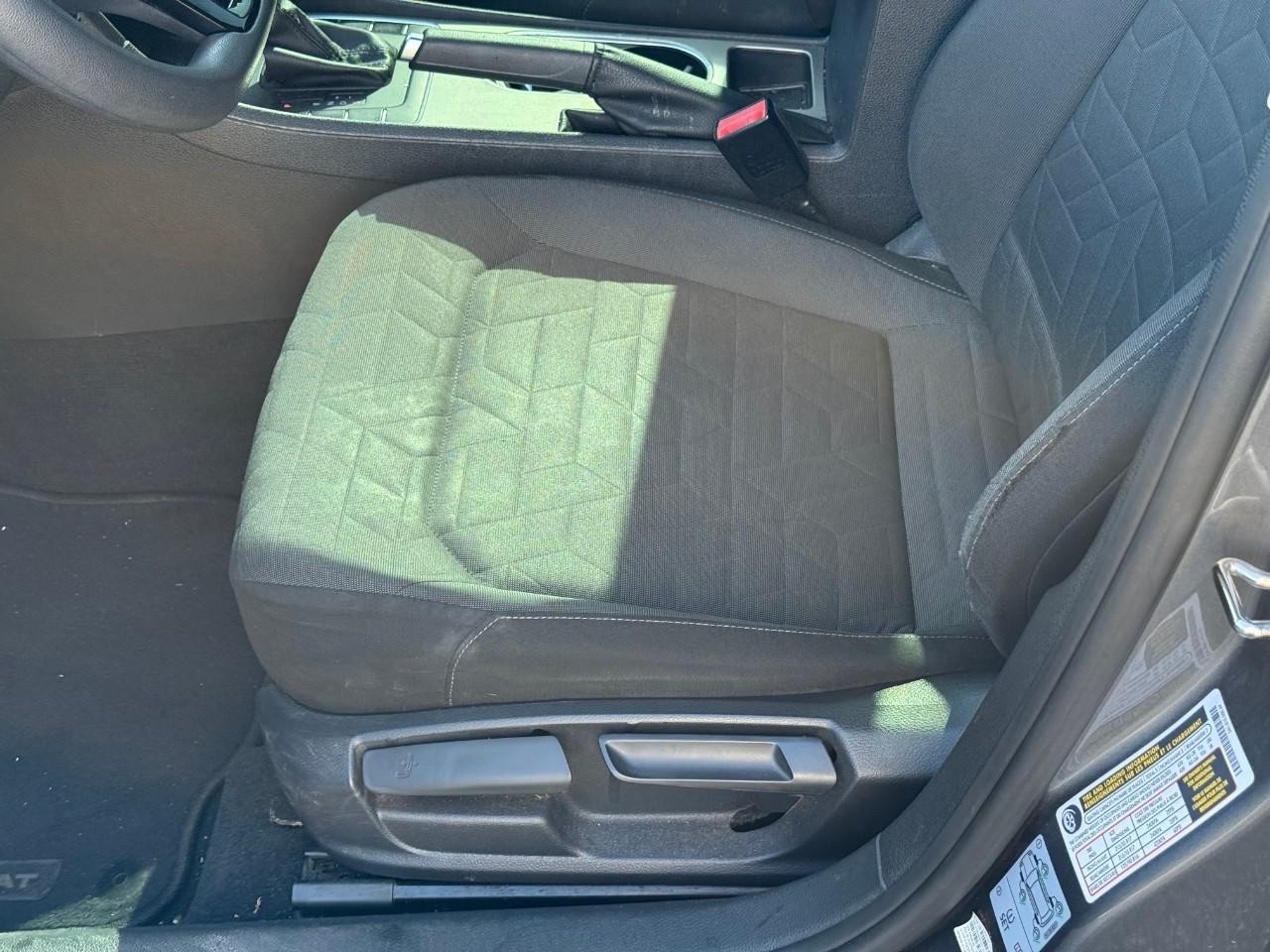 Volkswagen Passat Vehicle Full-screen Gallery Image 11