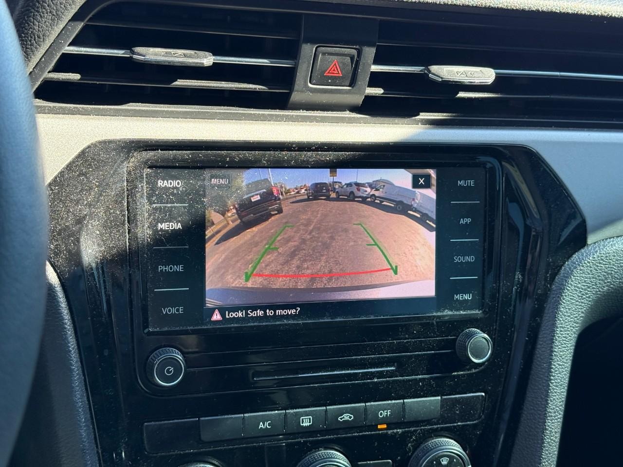 Volkswagen Passat Vehicle Full-screen Gallery Image 12