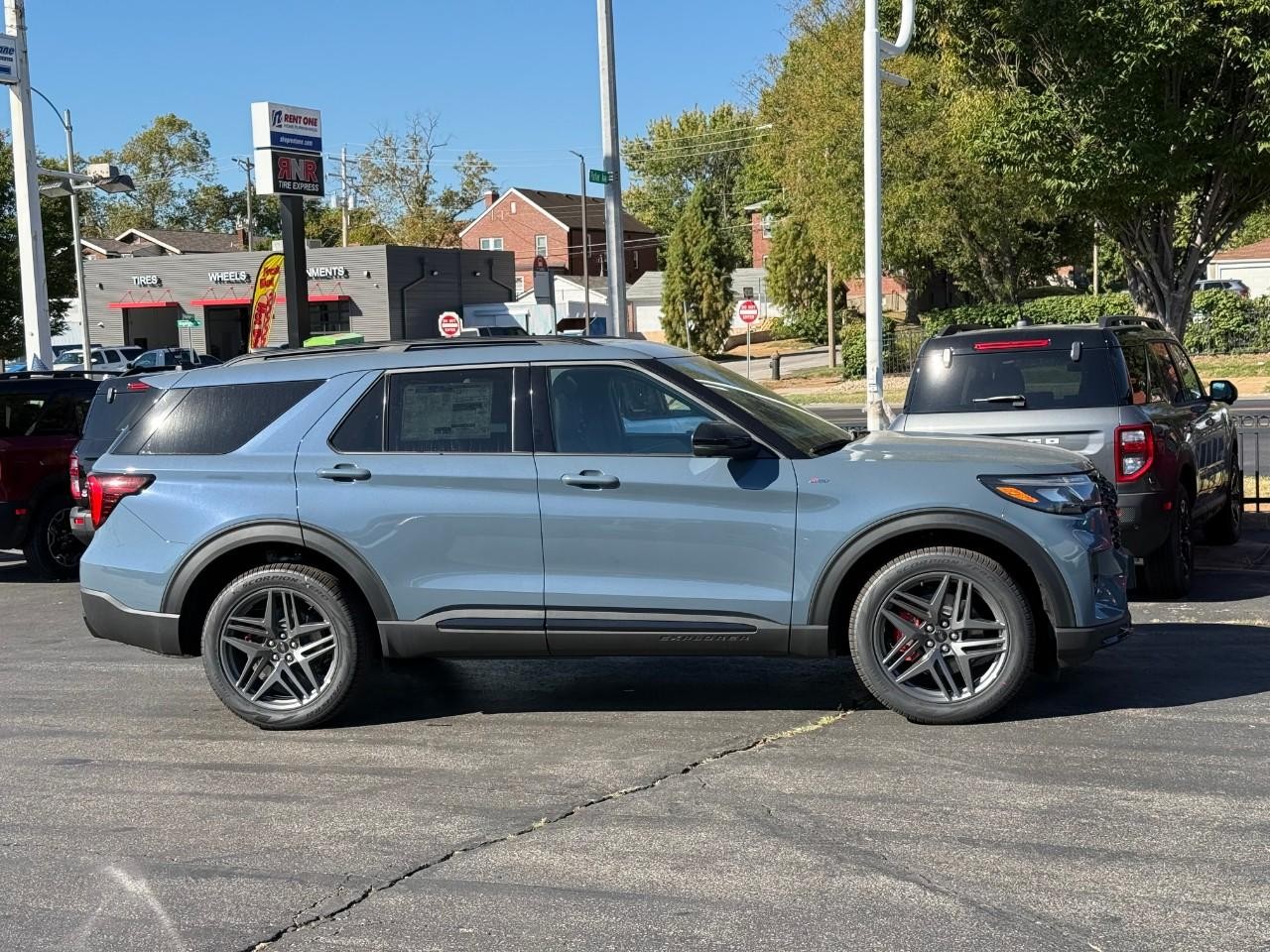 Ford Explorer Vehicle Full-screen Gallery Image 02