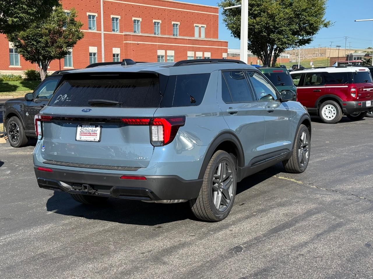 Ford Explorer Vehicle Full-screen Gallery Image 03